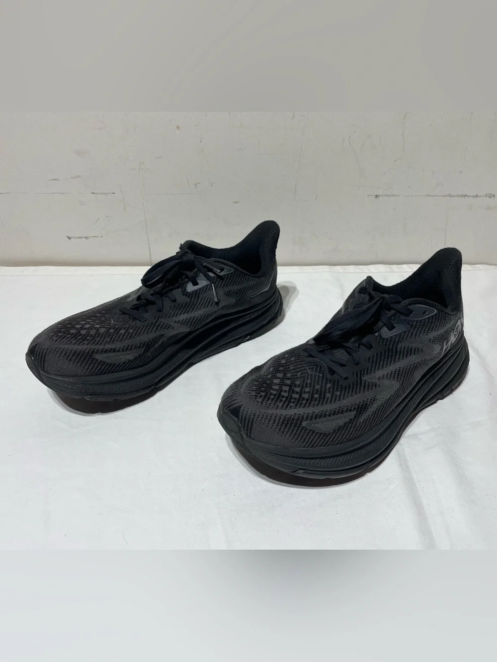 HOKA Clifton 9 Running Shoes Mens 9.5 2E Wide Triple Black 1132210 BBLC